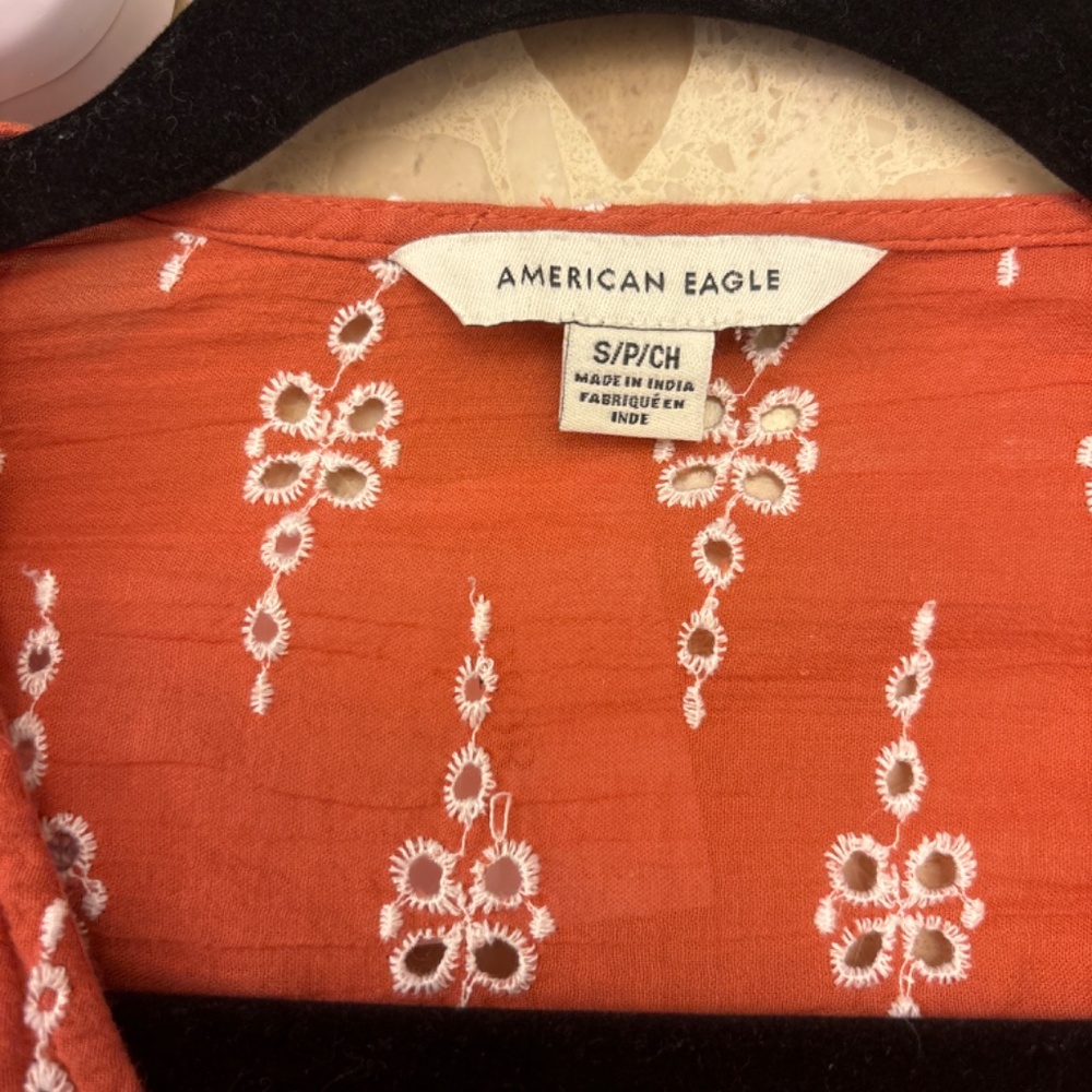 Flowy embroidered puff sleeved blouse - Picture 3 of 4